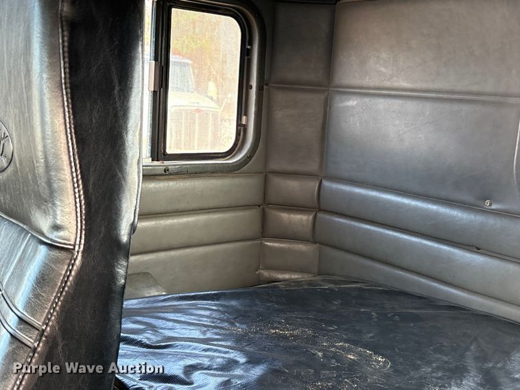 image for item ES8539 2001 Peterbilt 379 semi truck