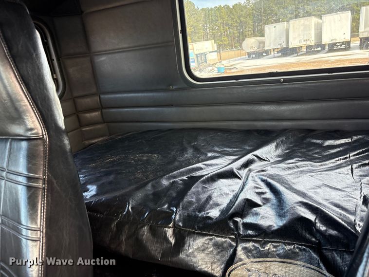 image for item ES8539 2001 Peterbilt 379 semi truck