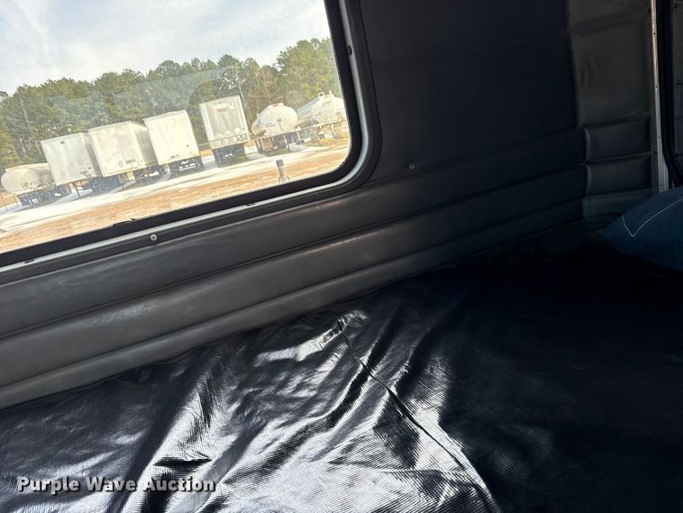 image for item ES8539 2001 Peterbilt 379 semi truck