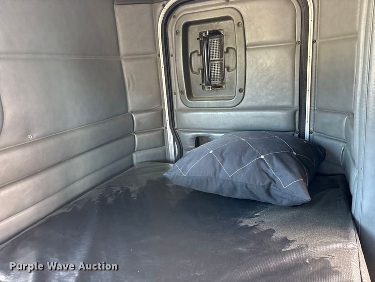 image for item ES8539 2001 Peterbilt 379 semi truck