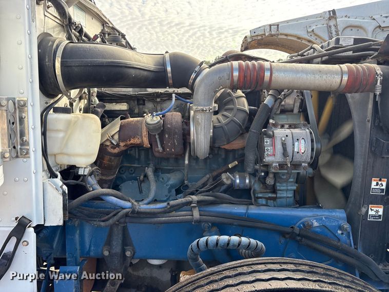 image for item ES8539 2001 Peterbilt 379 semi truck