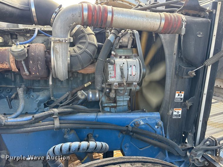 image for item ES8539 2001 Peterbilt 379 semi truck