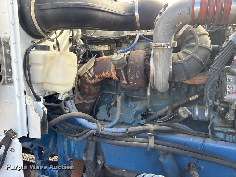 image for item ES8539 2001 Peterbilt 379 semi truck