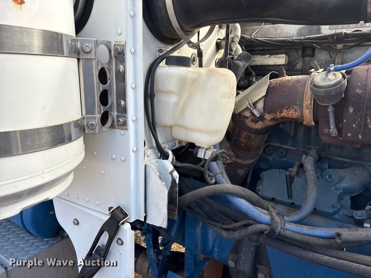 image for item ES8539 2001 Peterbilt 379 semi truck