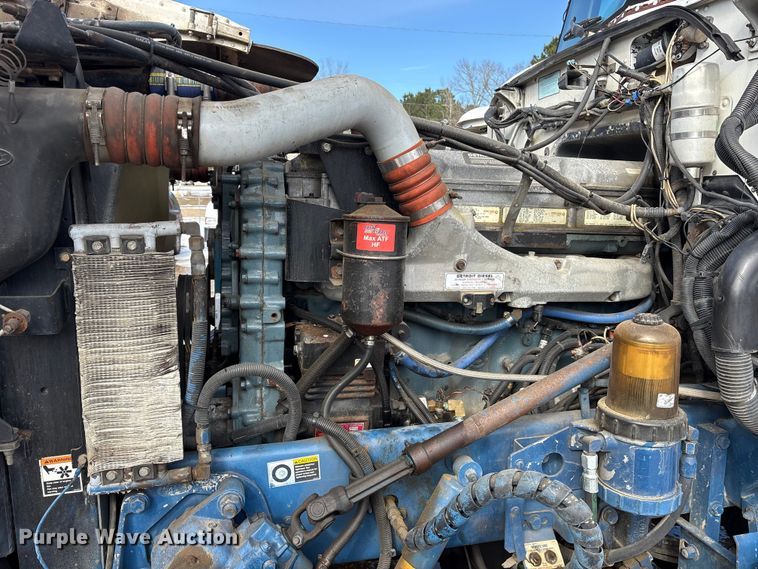 image for item ES8539 2001 Peterbilt 379 semi truck