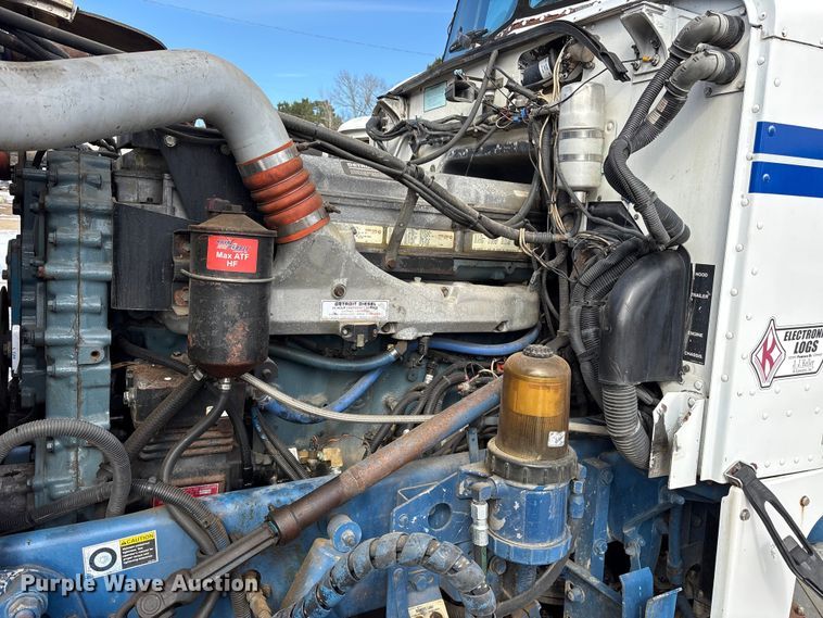 image for item ES8539 2001 Peterbilt 379 semi truck