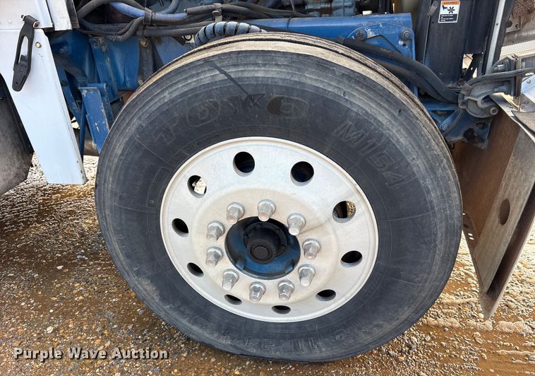 image for item ES8539 2001 Peterbilt 379 semi truck