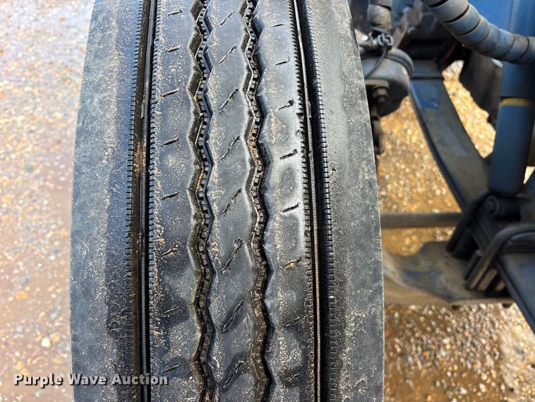 image for item ES8539 2001 Peterbilt 379 semi truck