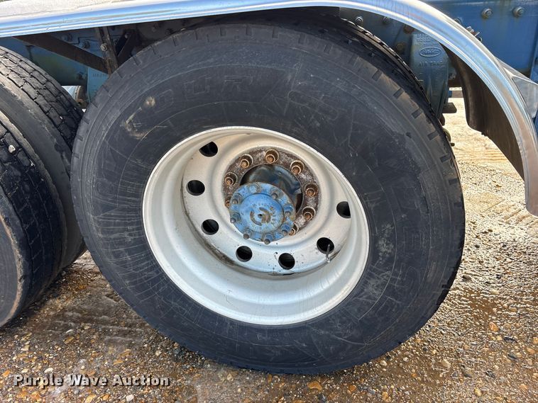 image for item ES8539 2001 Peterbilt 379 semi truck