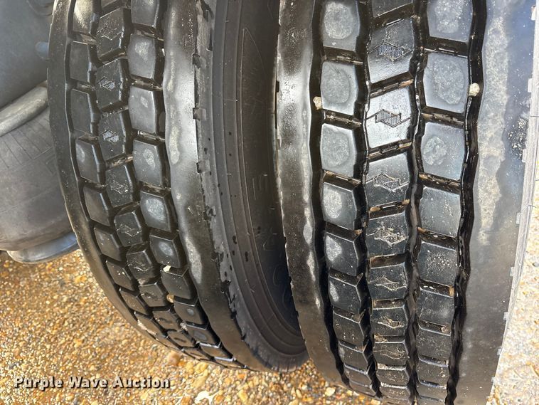 image for item ES8539 2001 Peterbilt 379 semi truck