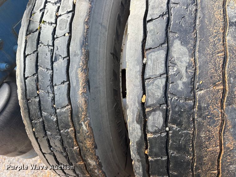 image for item ES8539 2001 Peterbilt 379 semi truck