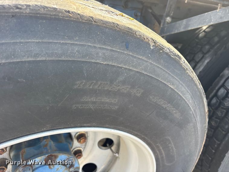 image for item ES8539 2001 Peterbilt 379 semi truck