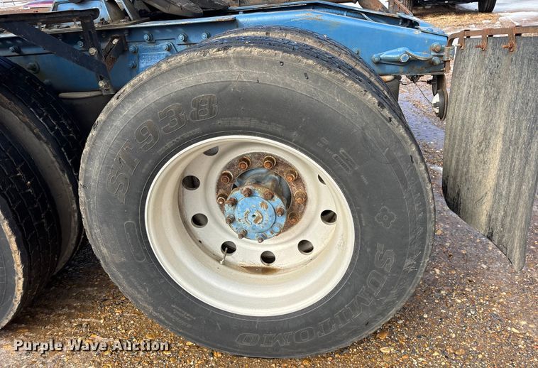 image for item ES8539 2001 Peterbilt 379 semi truck