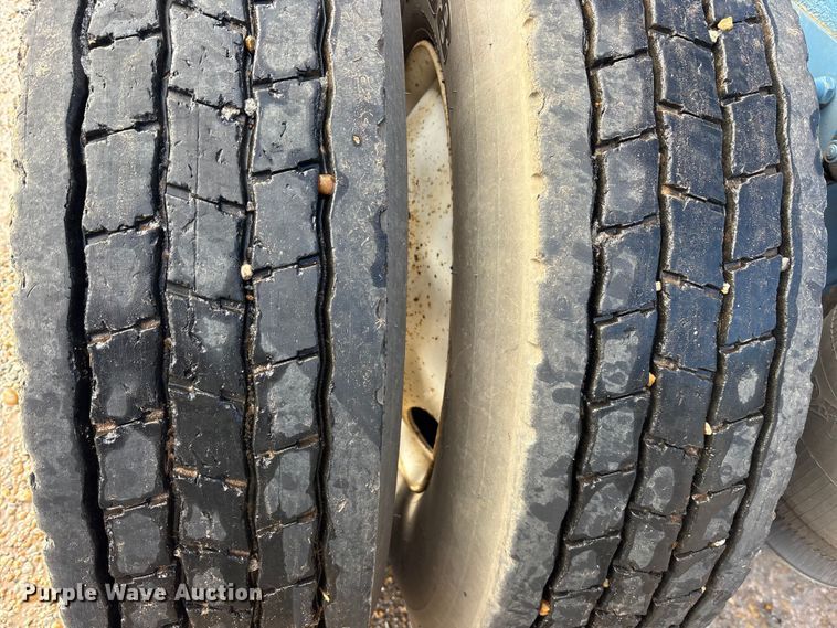 image for item ES8539 2001 Peterbilt 379 semi truck