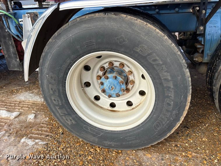 image for item ES8539 2001 Peterbilt 379 semi truck