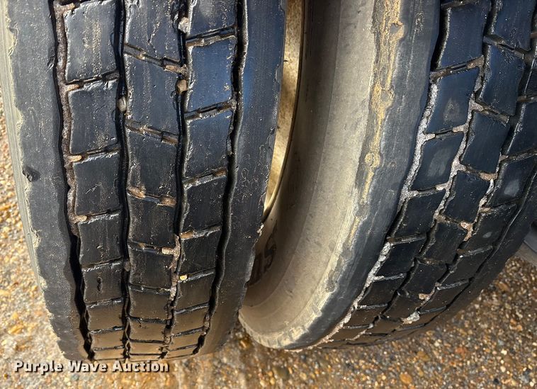 image for item ES8539 2001 Peterbilt 379 semi truck