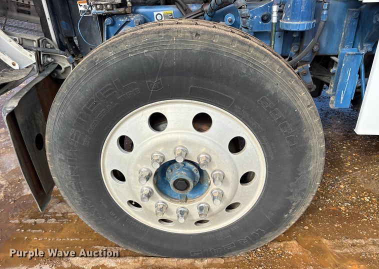 image for item ES8539 2001 Peterbilt 379 semi truck