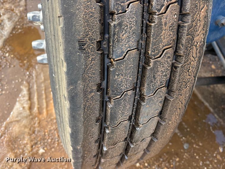 image for item ES8539 2001 Peterbilt 379 semi truck