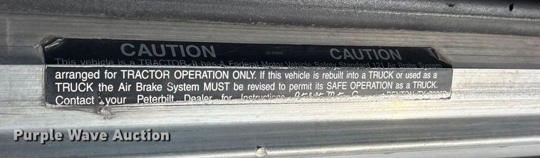 image for item ES8539 2001 Peterbilt 379 semi truck