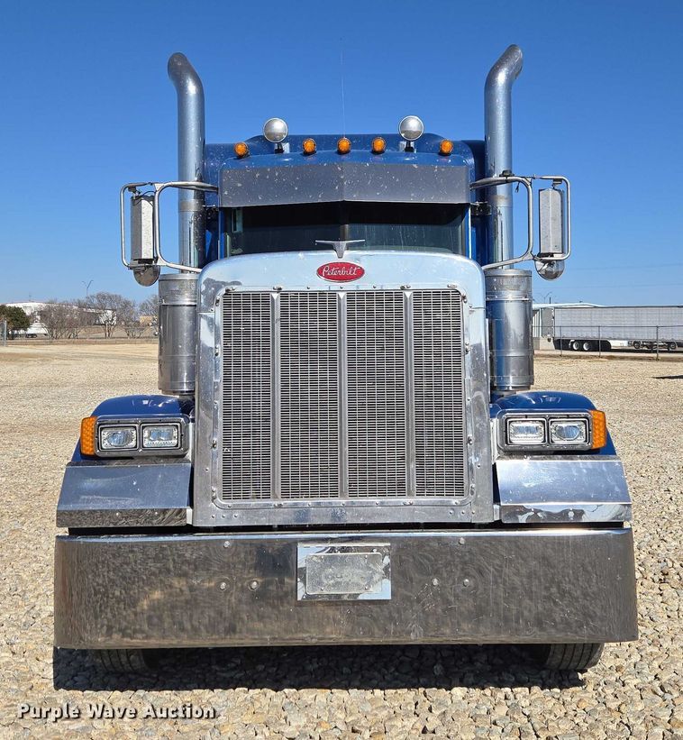 image for item ET1246 2007 Peterbilt 379 semi truck