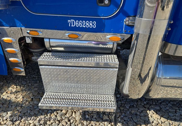 image for item ET1246 2007 Peterbilt 379 semi truck