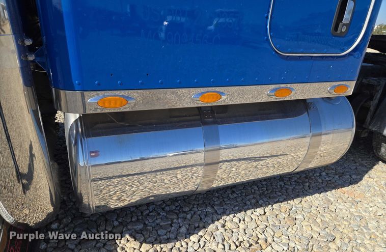 image for item ET1246 2007 Peterbilt 379 semi truck