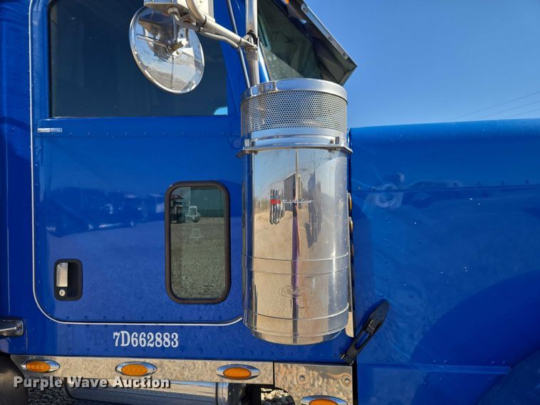 image for item ET1246 2007 Peterbilt 379 semi truck