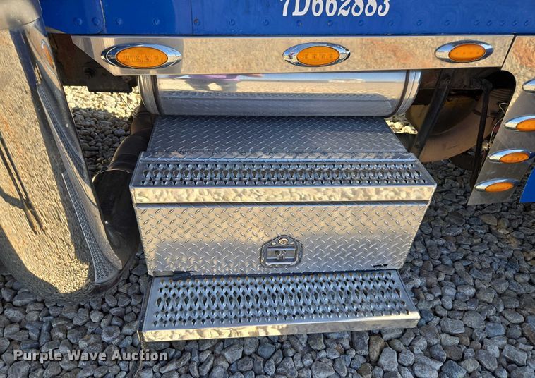 image for item ET1246 2007 Peterbilt 379 semi truck