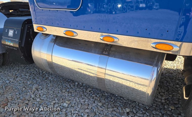 image for item ET1246 2007 Peterbilt 379 semi truck