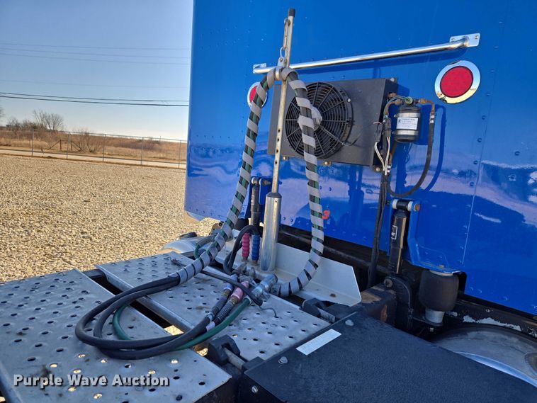 image for item ET1246 2007 Peterbilt 379 semi truck