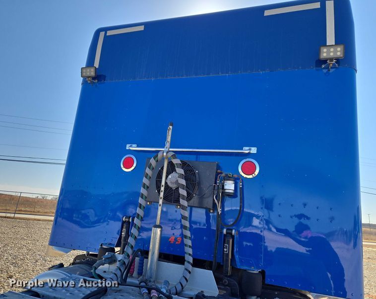 image for item ET1246 2007 Peterbilt 379 semi truck