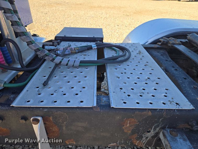 image for item ET1246 2007 Peterbilt 379 semi truck