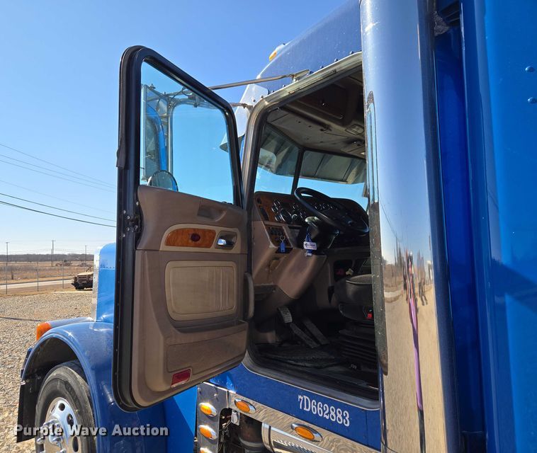 image for item ET1246 2007 Peterbilt 379 semi truck