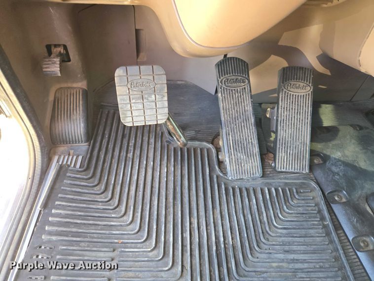 image for item ET1246 2007 Peterbilt 379 semi truck