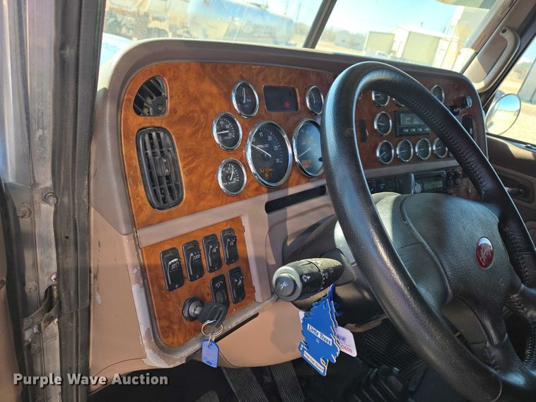 image for item ET1246 2007 Peterbilt 379 semi truck