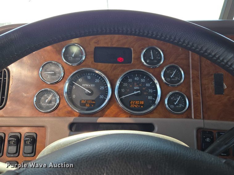 image for item ET1246 2007 Peterbilt 379 semi truck