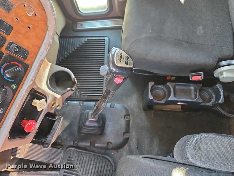 image for item ET1246 2007 Peterbilt 379 semi truck