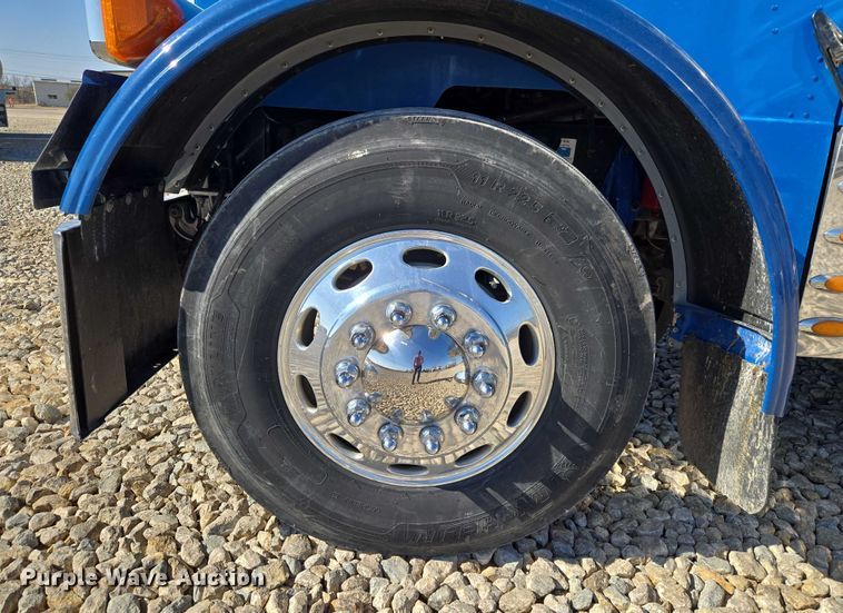 image for item ET1246 2007 Peterbilt 379 semi truck