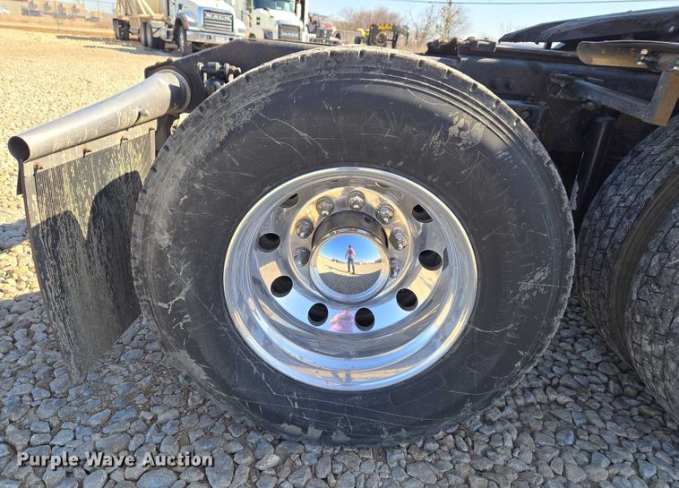 image for item ET1246 2007 Peterbilt 379 semi truck