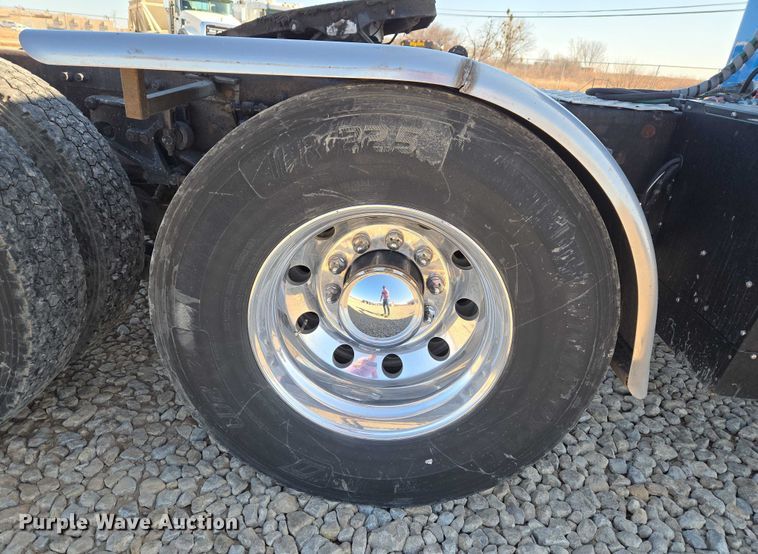 image for item ET1246 2007 Peterbilt 379 semi truck