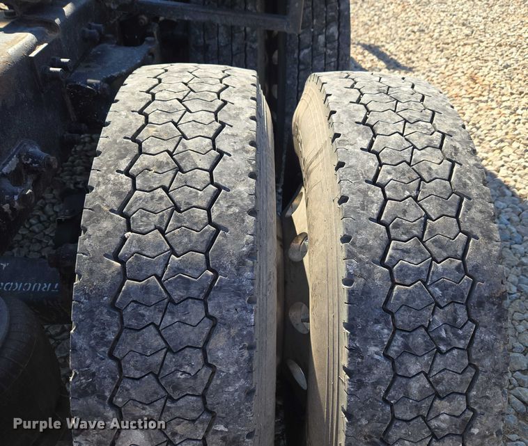 image for item ET1246 2007 Peterbilt 379 semi truck