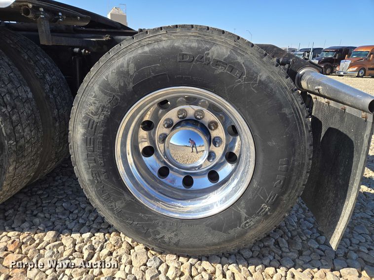 image for item ET1246 2007 Peterbilt 379 semi truck