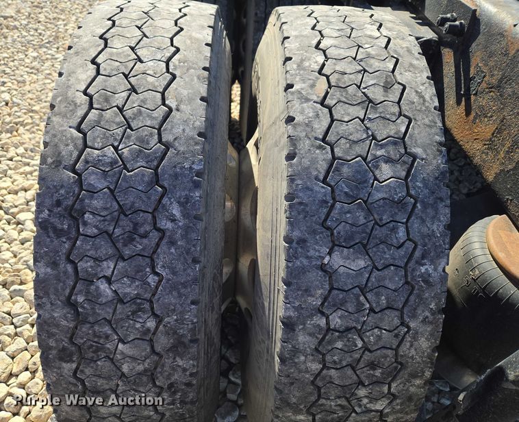 image for item ET1246 2007 Peterbilt 379 semi truck