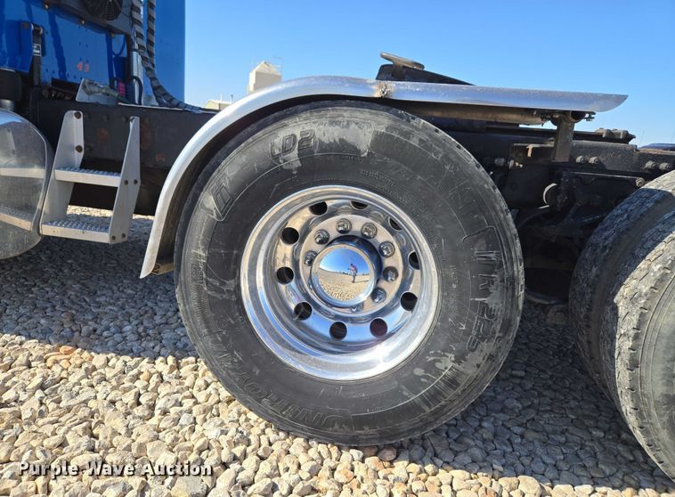 image for item ET1246 2007 Peterbilt 379 semi truck