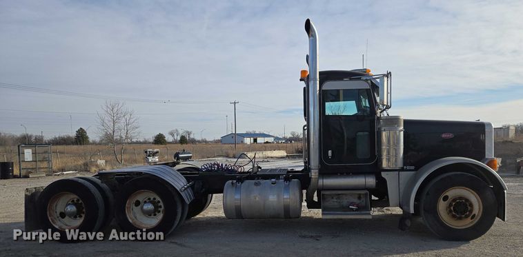 image for item ET1278 2007 Peterbilt 379 semi truck