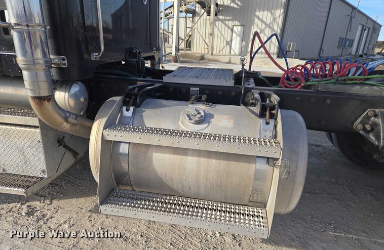 image for item ET1278 2007 Peterbilt 379 semi truck