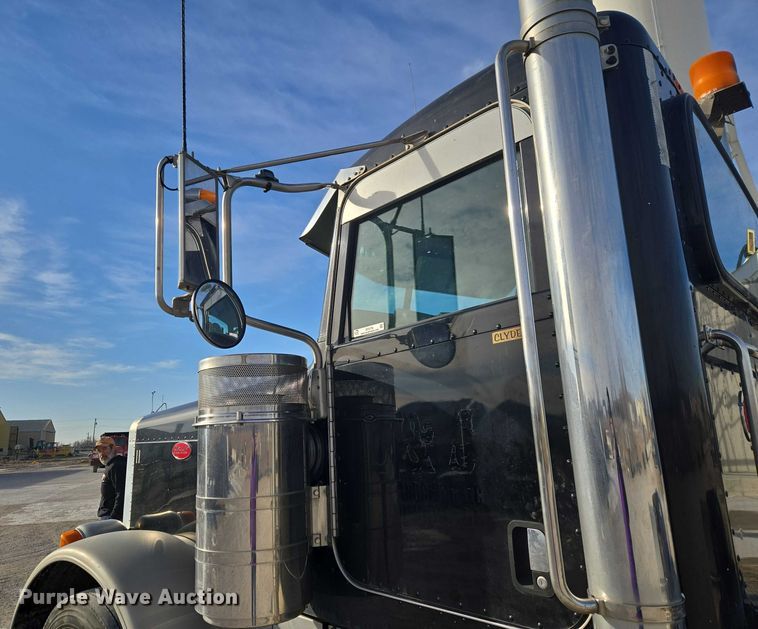 image for item ET1278 2007 Peterbilt 379 semi truck