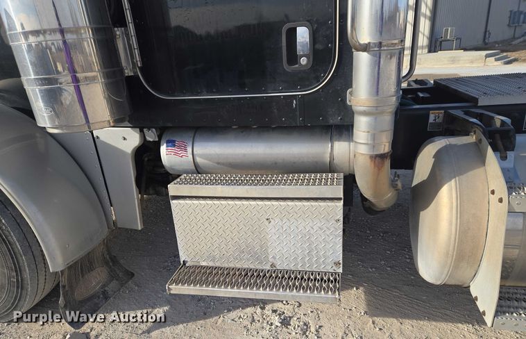 image for item ET1278 2007 Peterbilt 379 semi truck