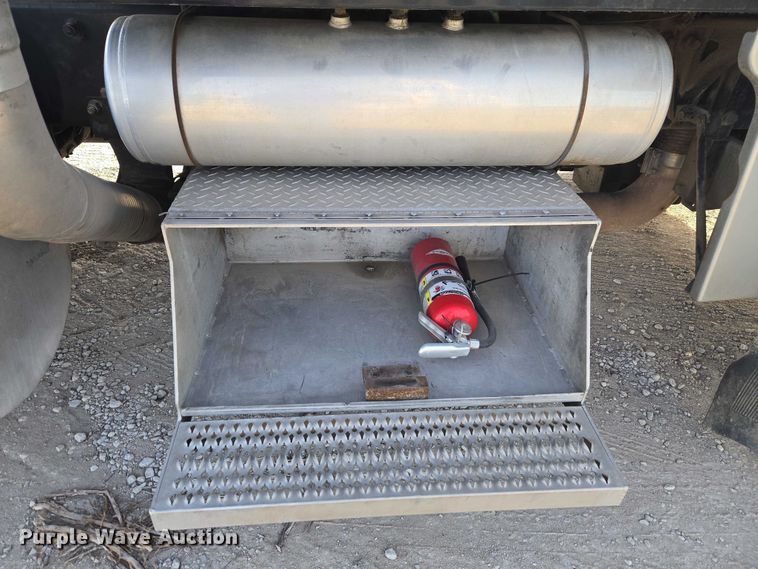 image for item ET1278 2007 Peterbilt 379 semi truck