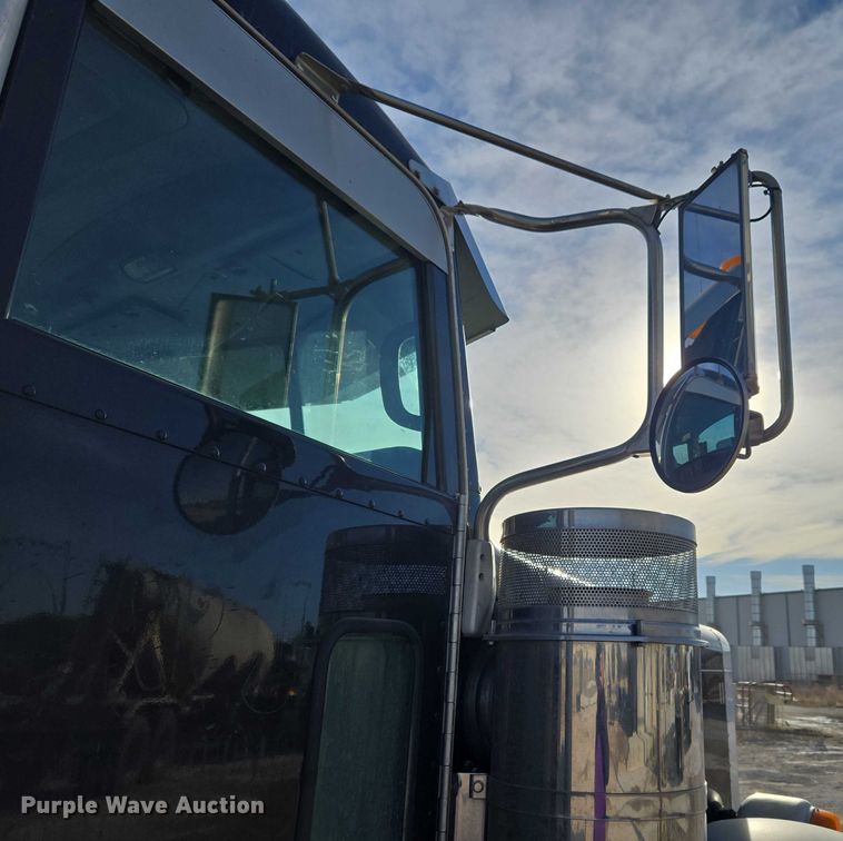 image for item ET1278 2007 Peterbilt 379 semi truck